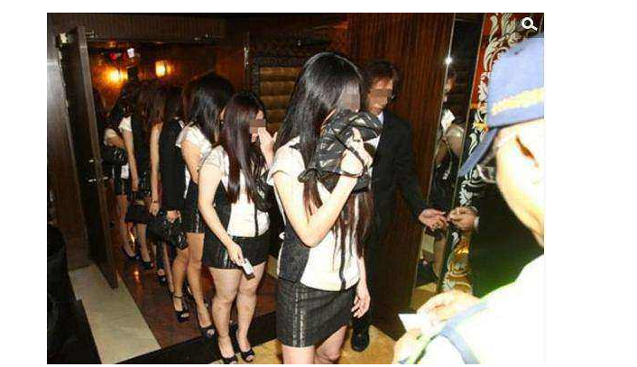 一"警察"晚上去ktv扫黄,没想到,人没扫到,却发生了这样一幕