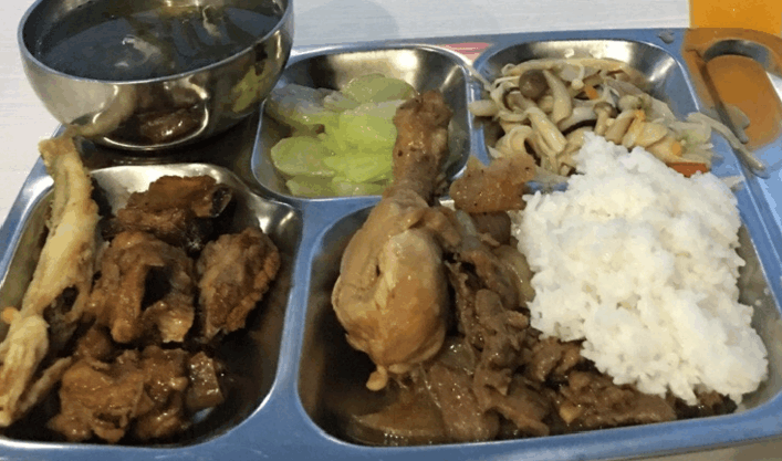 晒晒我们学校食堂的自助餐爸妈看到了闹着要来吃一顿