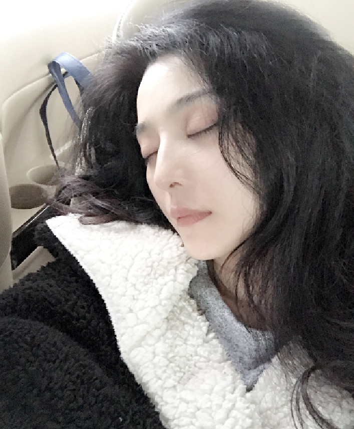 范冰冰御用造型师片场照片 累的睡工棚网友比李晨还要心疼