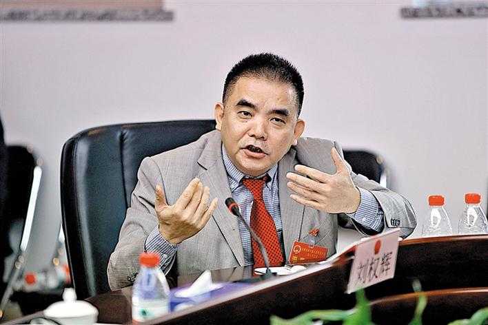 刘权辉代表参与分组讨论.