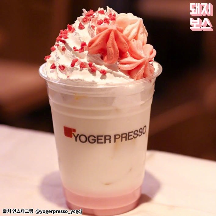 韩国yogerpresso推出的超粉嫩的春季新品樱花拿铁饮品的奶油上装