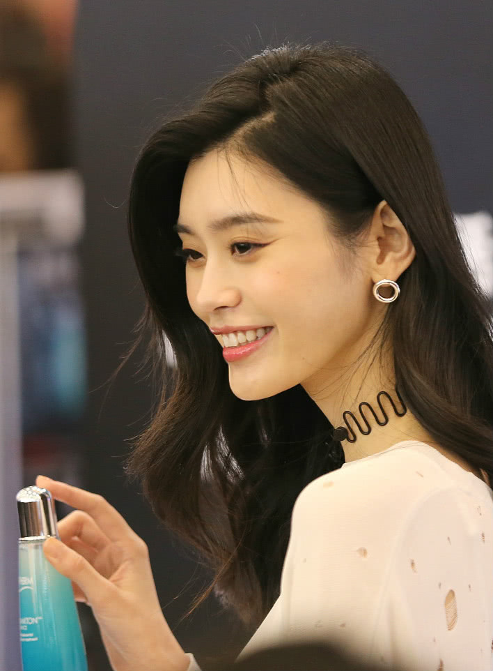奚梦瑶女神节庆生全程保持笑容获保镖贴身护驾
