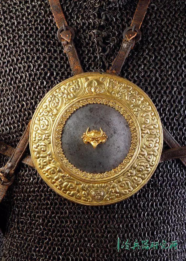 密宗仪式上的金翅鸟:18世纪西藏鎏金四镜甲鉴赏|密宗