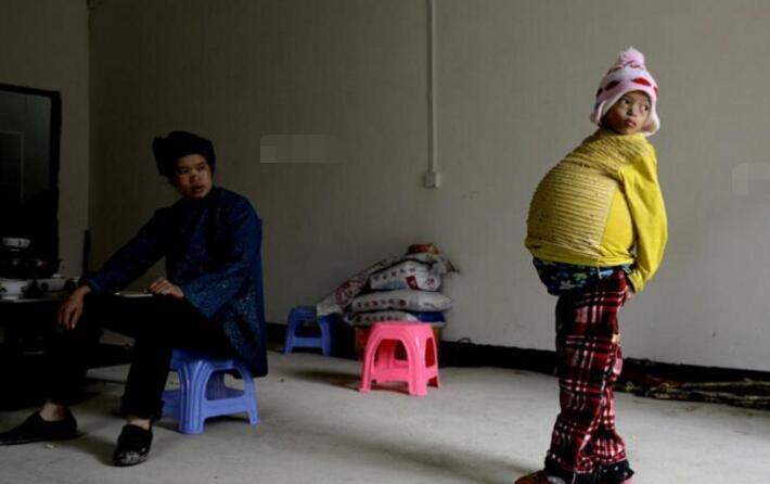农村12岁的女孩肚子越来越大招人嘲笑父母却无为力能叹息流泪