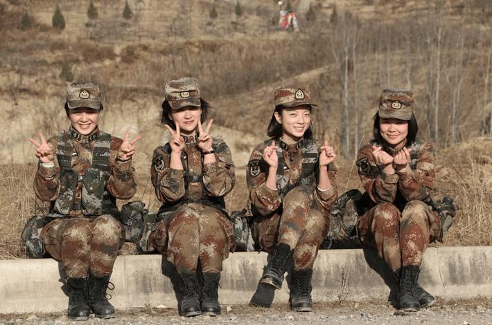 巾帼不让须眉,这群女兵收假第一天就进行了30公里战斗体能训练!