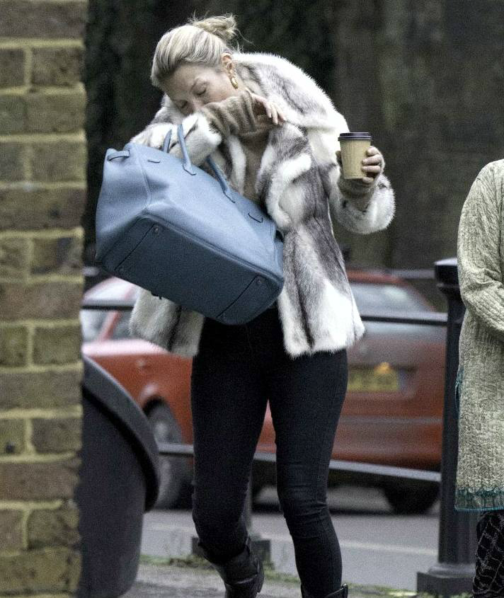 超模凯特·莫斯街头购物,素颜叼烟尽显老态,多年放纵终付出代价