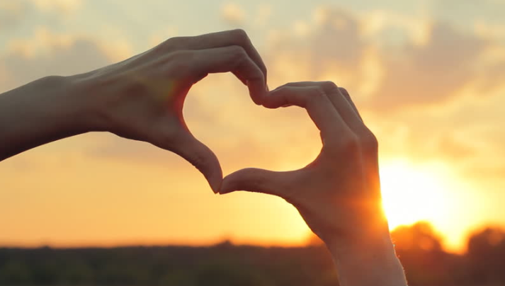 哥哥娶了个有钱老婆,众人羡慕不已,去他家看望后,我心如刀割