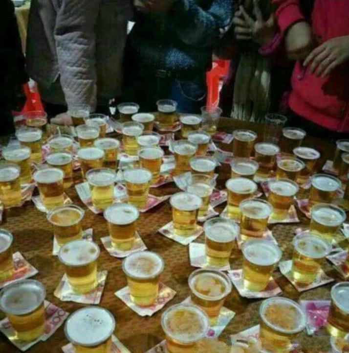 同学聚会土豪拿出十万现金摆下酒阵