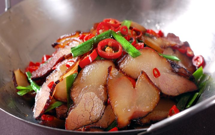 肥而不腻 | 湘西腊肉湘西腊肉,可久藏不坏,嚼在口里,齿颊留香,满嘴