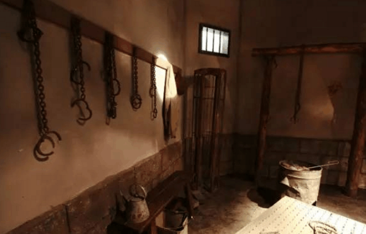 日军女间谍嘴很严看到这个刑具慌忙招了