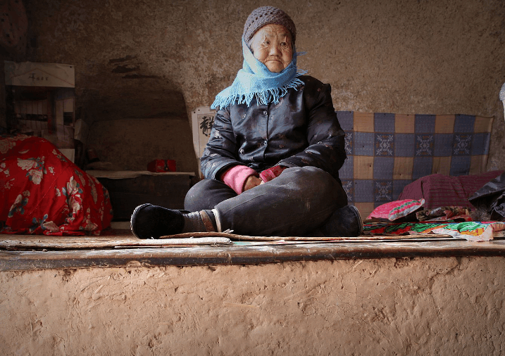 多少老妈妈她孤独的在乡下从春天到冬天忙里忙外淡饭粗茶