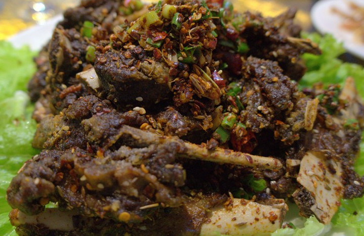 香烤驴排也是特别难吃到的一样美味,排骨肉都有一种火烧的香气.