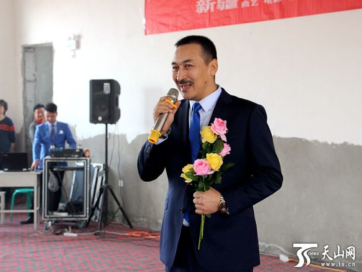 演员阿不都克里木    阿布力孜在台上表演.