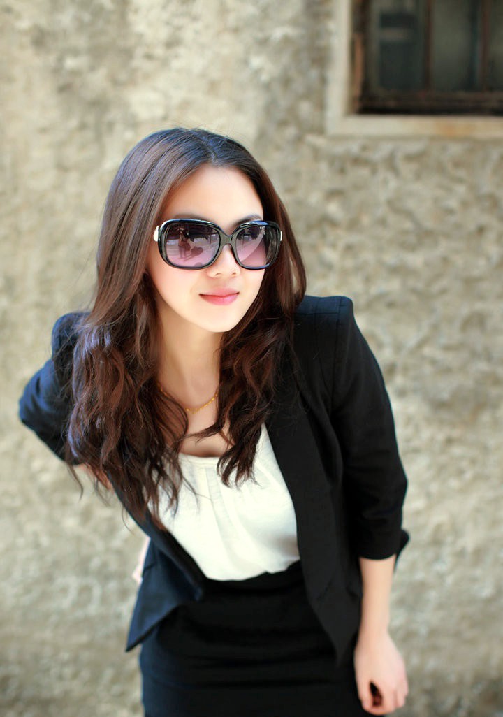 胡同里的职业装气质墨镜美女