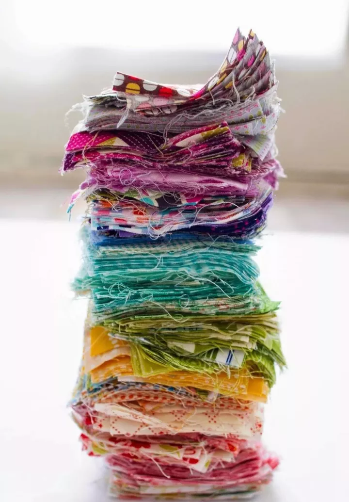 旧衣服做的拼布毯子和包包比商场买的还好看