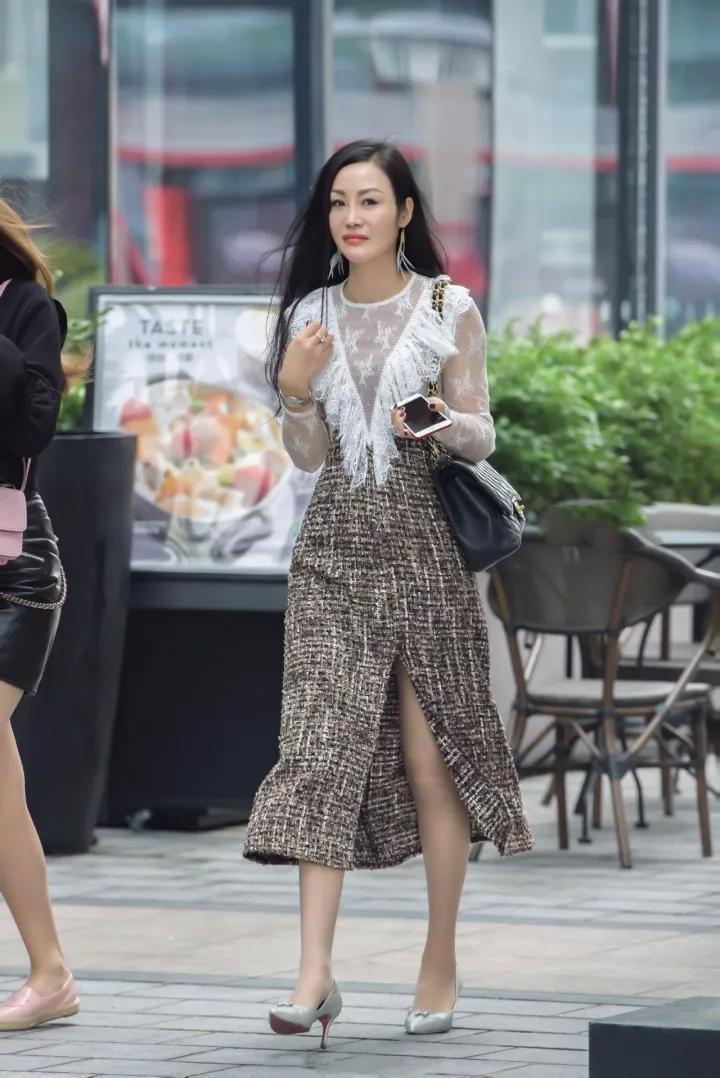 街拍:开叉裙与蕾丝白衣搭配,独具极有气质