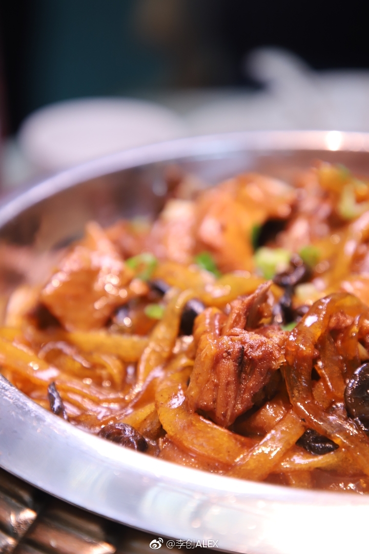 沈阳商区隐藏一家正宗的东北菜小吉的家小鸡炖蘑菇菜品很东北