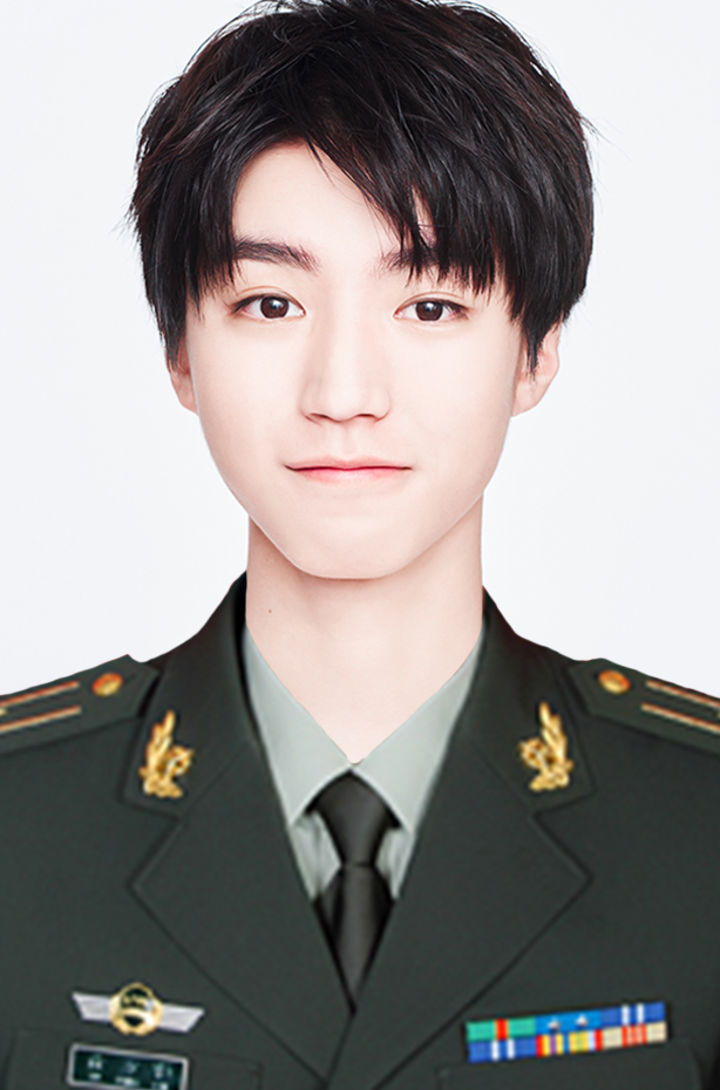 如同瓷娃娃一般的皮肤,不管穿什么衣服,王俊凯都能驾驭的非常完美!