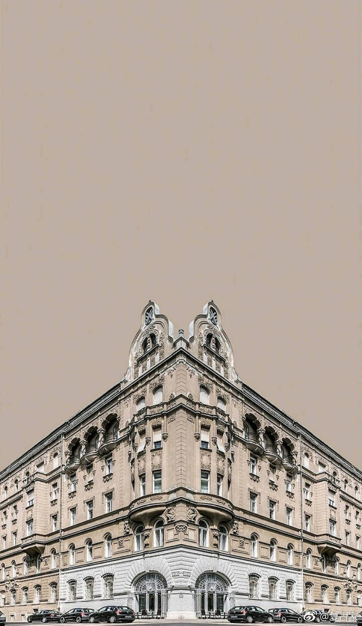 欧式建筑的对称性欧式建筑以其华丽的装饰,精美的造型来达到雍容华