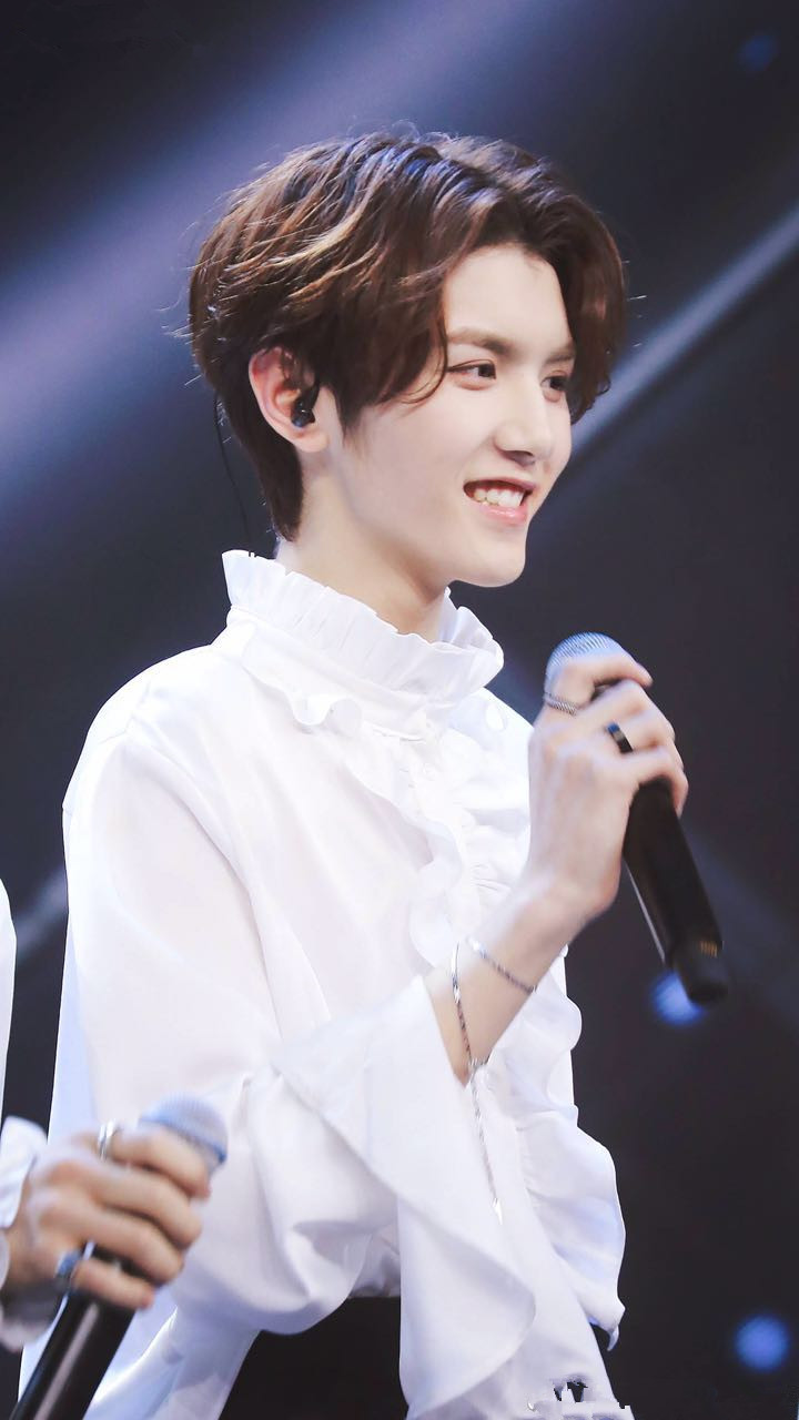 《偶像练习生》小半惊艳众人,灵超弟弟忧郁小王子周锐妆后美翻!