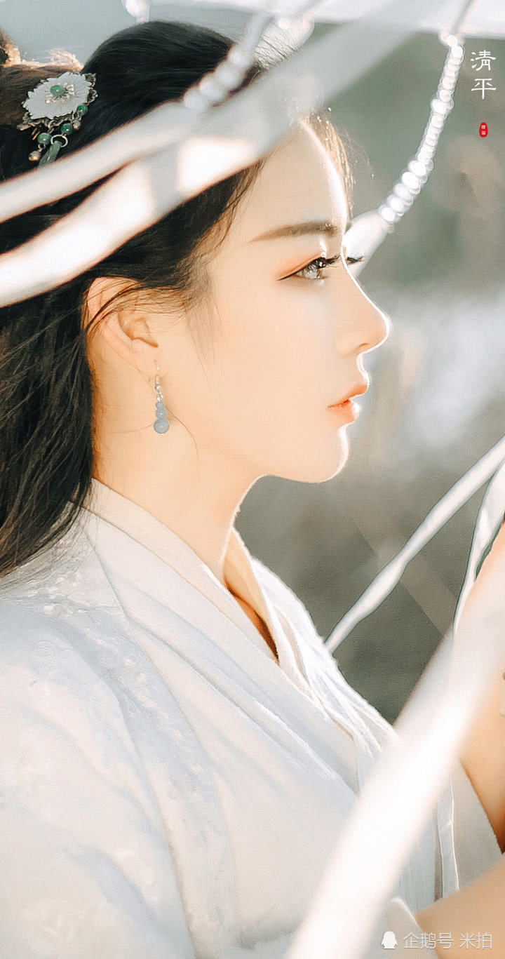 少女一袭白衣唯美至极将楚辞中的诗歌淋漓演绎