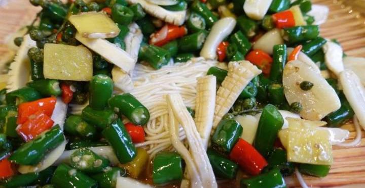 绝代双椒黄喉筲箕面配红糖阴米粥