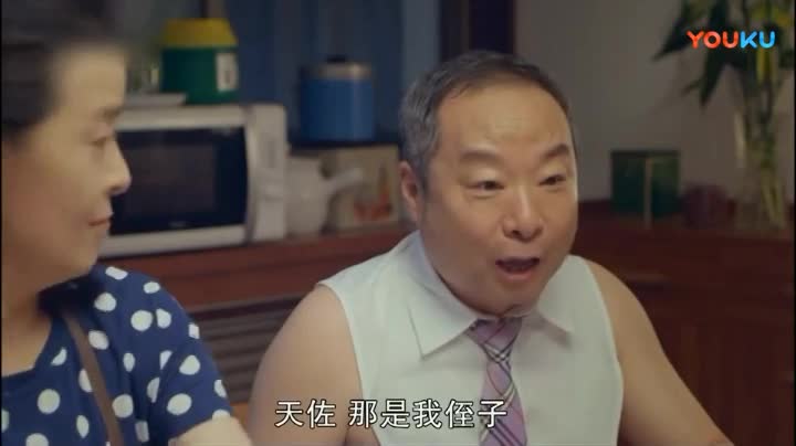 我的体育老师:光着膀子打领带,这装扮绝对是独一份,哈哈
