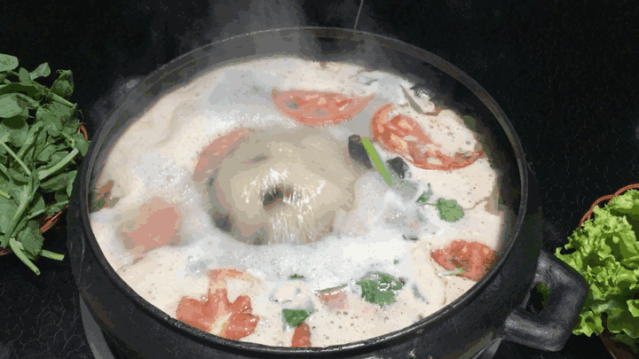 昆明12亩神奇农家院,煮鸡不给汤只能倒啤酒,还有会爆炸的臭豆腐