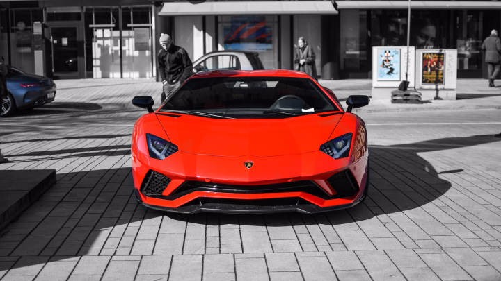 骚红色大牛!兰博基尼aventador s_新浪看点