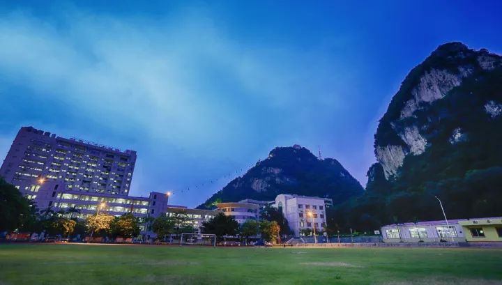 1956年秋季,更名为柳州市第一中学.1959年易名为龙潭中学.