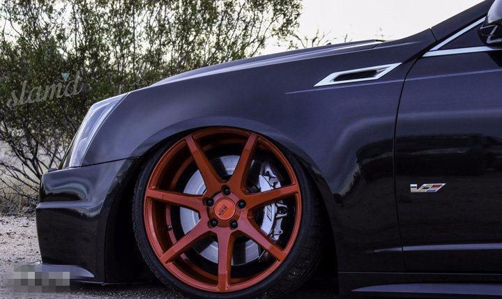 简洁的七辐设计呼应了钻石切割般的车身