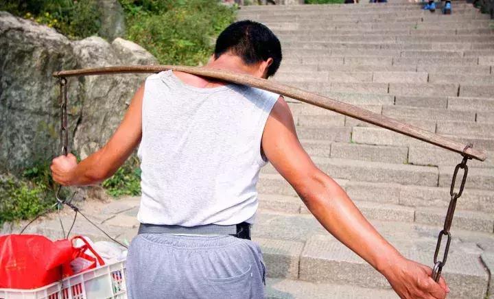 泰山旅游挑山工一肩挑着风雨一肩挑着人生