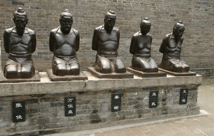 秦桧后人要求拆除在岳母墓前秦桧跪像应该吗