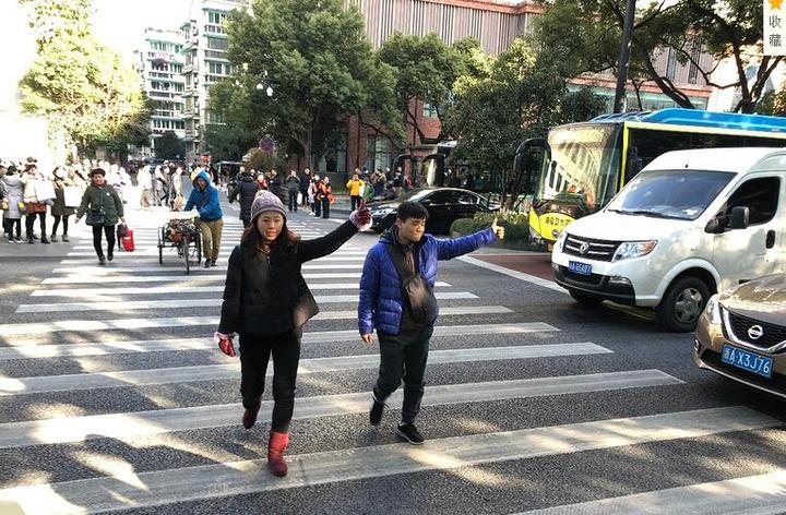 司机礼让行人点赞,这个小动作今天温暖了整个杭州