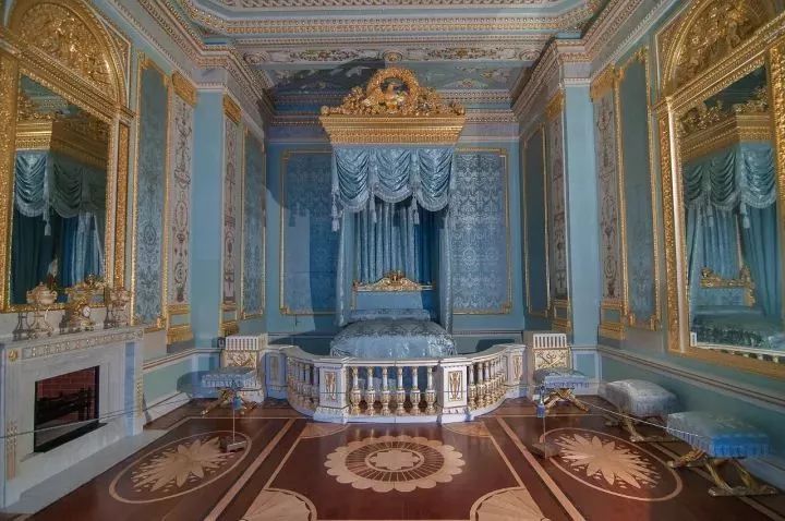 加特契纳宫的睡房俄罗斯各大宫殿卧室的床大都很窄很小很简朴,和金碧