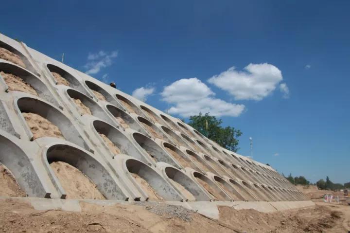 宁县3号隧道进出口位于v型冲沟内,边仰坡极陡,设计为11级边坡,落差170