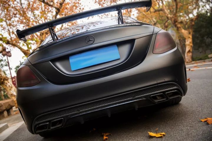 抑制不住自己躁动的心,车友将奔驰c200l改装成超帅黑武士!