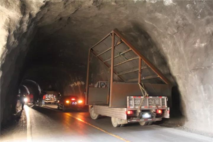 河北井陉:平涉公路柿庄隧道发生交通事故