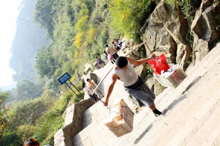泰山旅游挑山工一肩挑着风雨一肩挑着人生