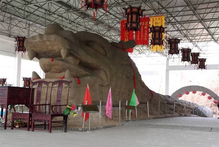 邯郸县三陵乡姜窑村村民在村西卧龙坡上取土时偶然发现了一条古石龙