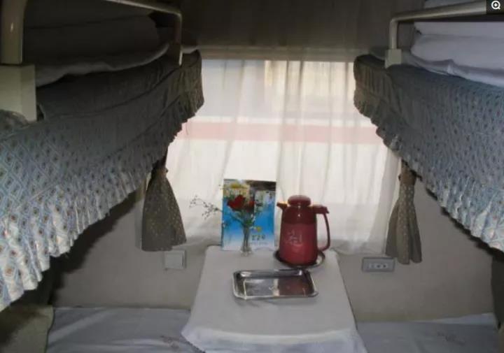 普通软卧:1个房间4个人使用.