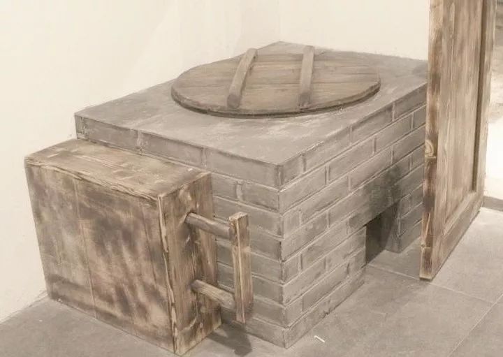 好似老式的蒸汽机车拉起来呼哧呼哧的必不可少的就是风箱灶台旁边锅盖