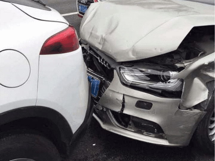 马自达被大众奥迪高速追尾, 挪车后没人敢说日系车质量差!