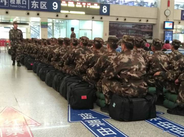车站中的最美一幕 因为我们是"军人"