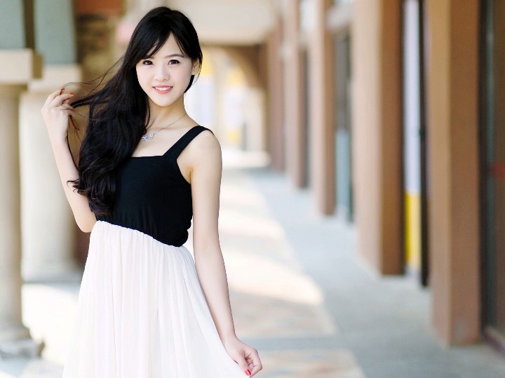 户外里一个长发飘飘,笑容怡人的可爱小姐姐!