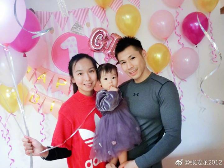 体操奥运冠军张成龙的宝宝一岁了!好可爱!_新浪看点