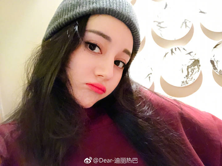 热巴晒照停不下称自己是世界第一小可爱网友眼神杀又来了