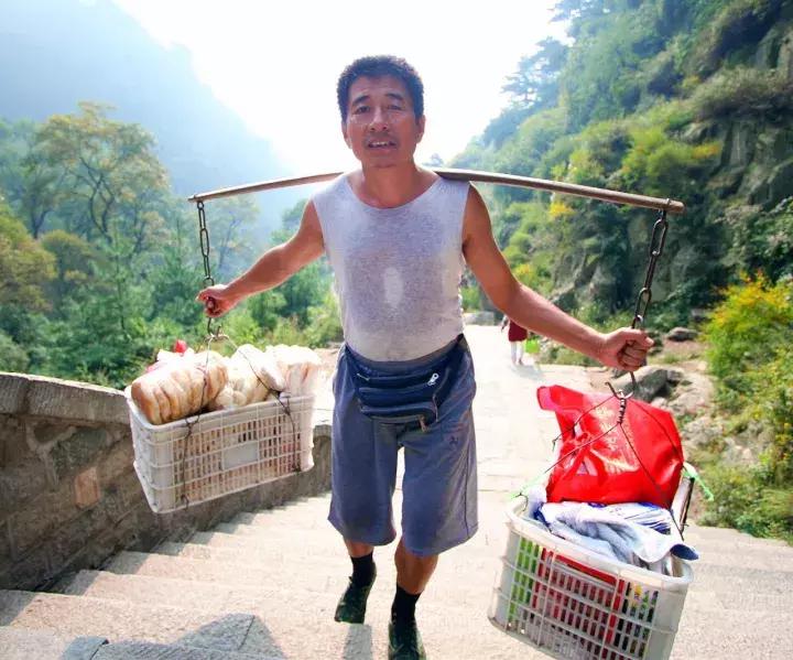 泰山旅游挑山工一肩挑着风雨一肩挑着人生