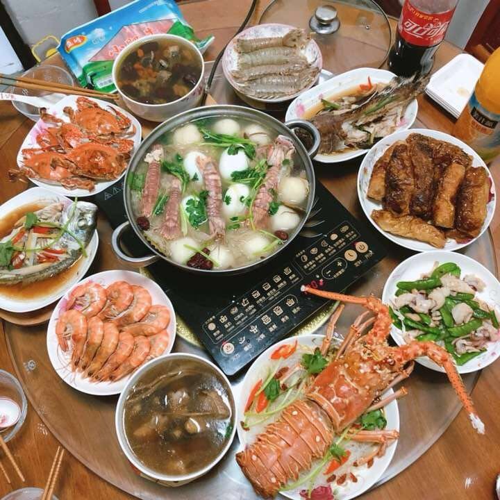 朋友圈年夜饭摄影大赛豪华与清新的厨艺秀各种习俗跃然桌上