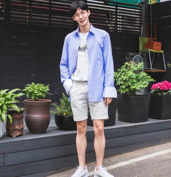 王俊凯黄色羽绒服抢眼下飞机机长抢拍网友小鲜肉太受欢迎